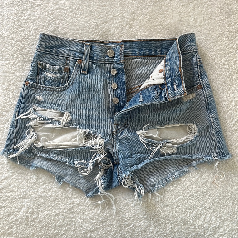 Levi 501 shorts size 24
